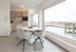 Studio sur le toit entièrement rénové et prêt à être emménagé, avec une grande terrasse ensoleillée et des vues magnifiques!