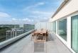 Studio sur le toit entièrement rénové et prêt à être emménagé, avec une grande terrasse ensoleillée et des vues magnifiques!