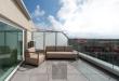 Studio sur le toit entièrement rénové et prêt à être emménagé, avec une grande terrasse ensoleillée et des vues magnifiques!