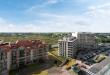 Studio sur le toit entièrement rénové et prêt à être emménagé, avec une grande terrasse ensoleillée et des vues magnifiques!
