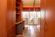 Appartement ensoleillé avec une chambre et un coin nuit.