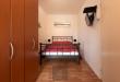Appartement ensoleillé avec une chambre et un coin nuit.
