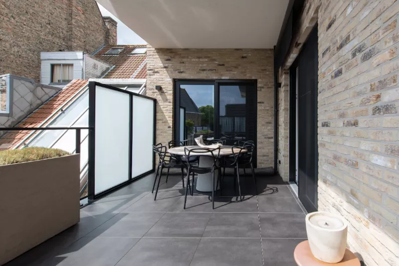 Recent instapklaar luxe-appartement met 2 slpk, dressing en zonneterras te Nieuwpoort-Stad.