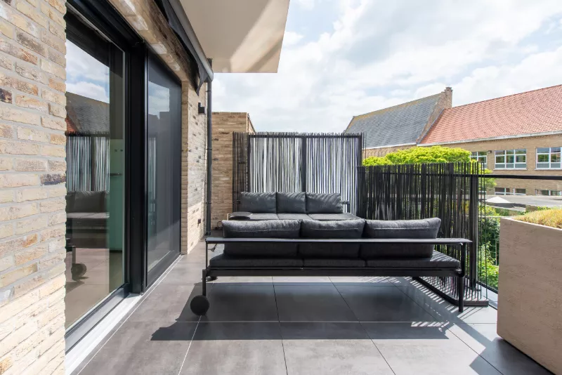 Recent instapklaar luxe-appartement met 2 slpk, dressing en zonneterras te Nieuwpoort-Stad.