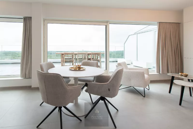 Studio sur le toit entièrement rénové et prêt à être emménagé, avec une grande terrasse ensoleillée et des vues magnifiques!