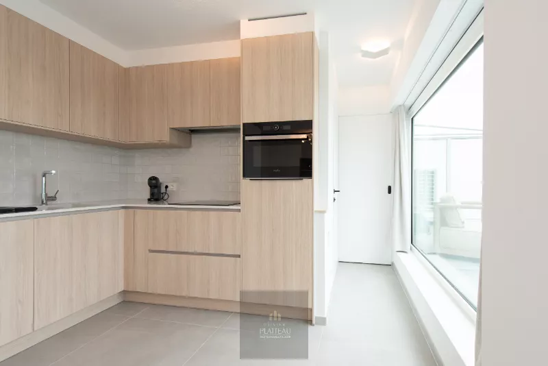 Studio sur le toit entièrement rénové et prêt à être emménagé, avec une grande terrasse ensoleillée et des vues magnifiques!