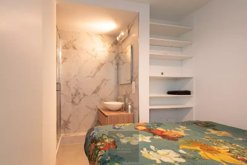 Studio sur le toit entièrement rénové et prêt à être emménagé, avec une grande terrasse ensoleillée et des vues magnifiques!