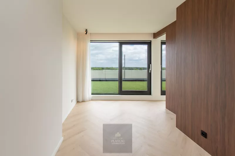 Appartement rénové avec très grande terrasse sur le toit.