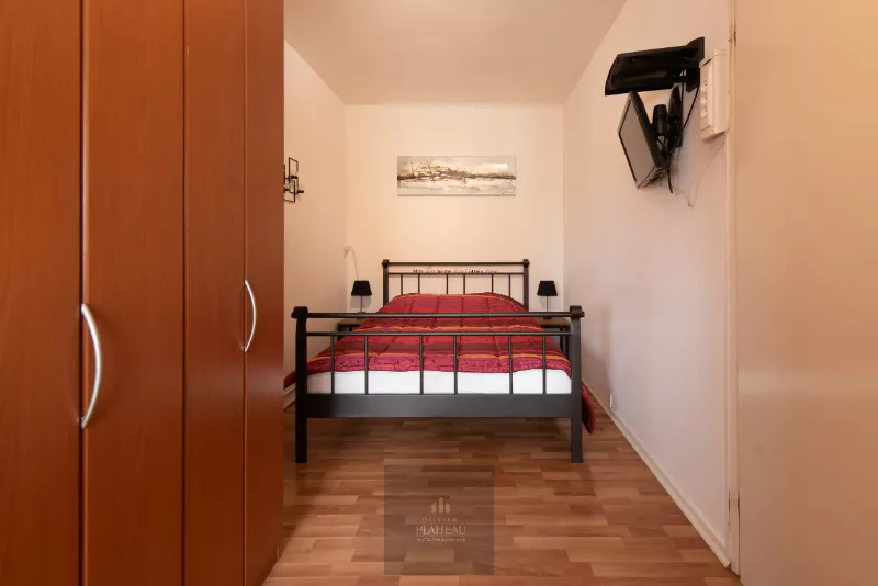 Appartement ensoleillé avec une chambre et un coin nuit.