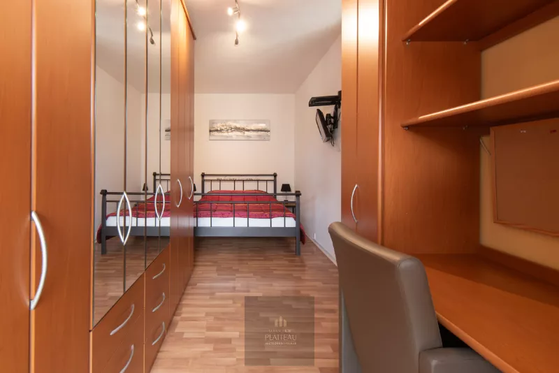 Appartement ensoleillé avec une chambre et un coin nuit.