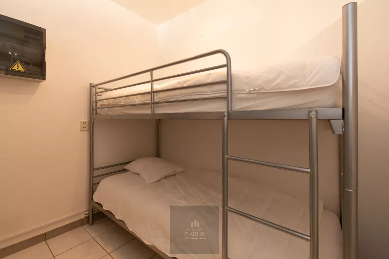 Appartement ensoleillé avec une chambre et un coin nuit.