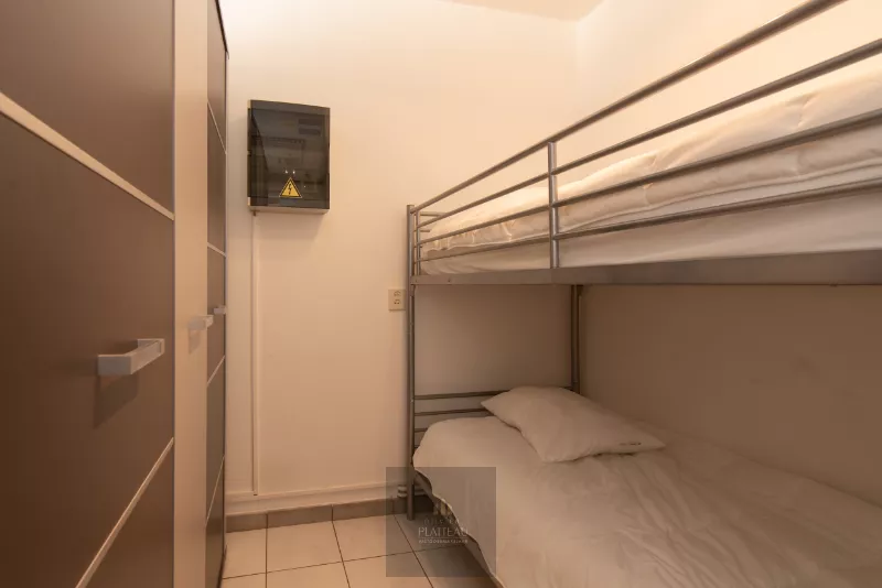 Appartement ensoleillé avec une chambre et un coin nuit.