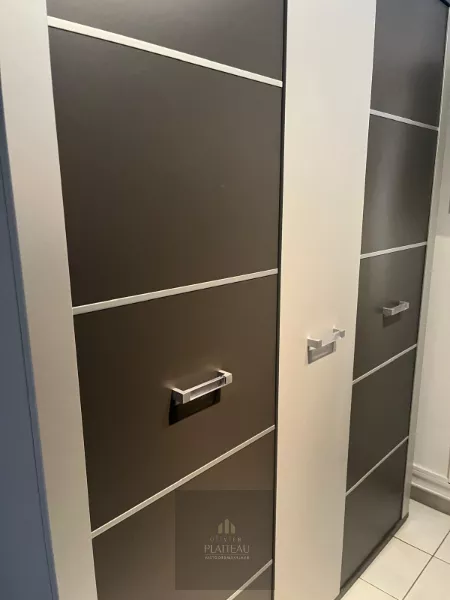 Appartement ensoleillé avec une chambre et un coin nuit.