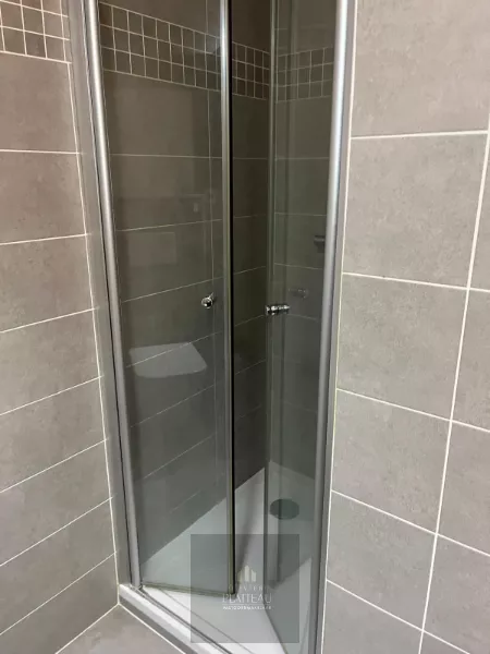 Appartement ensoleillé avec une chambre et un coin nuit.