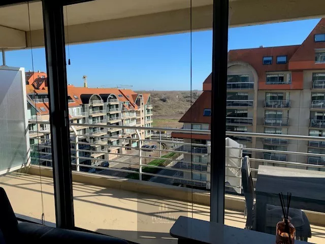 Appartement ensoleillé avec une chambre et un coin nuit.