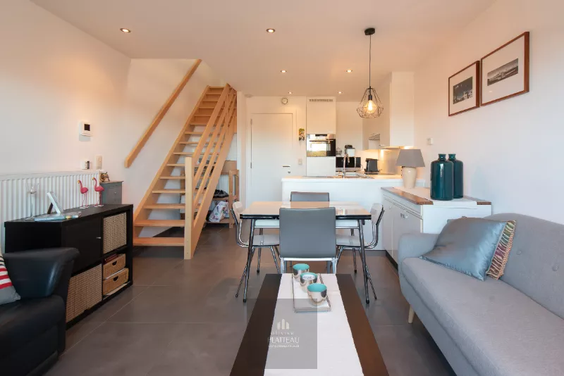Appartement duplex récent avec une chambre et un coin nuit.