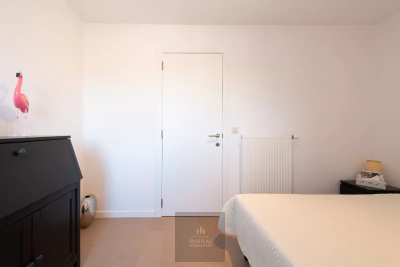 Appartement duplex récent avec une chambre et un coin nuit.