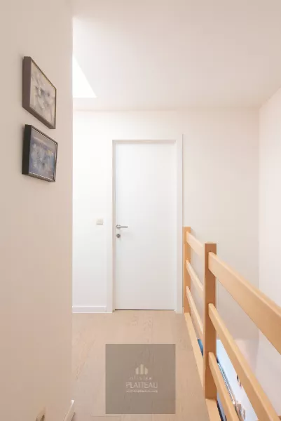 Appartement duplex récent avec une chambre et un coin nuit.