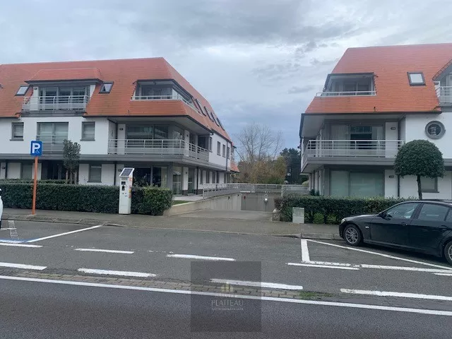 Grand garage avec porte automatique au niveau -1 de la résidence Vivaldi à Nieuport-Bad.