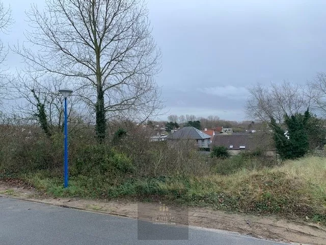 Belle parcelle de terrain à bâtir de 956 m² située dans la Golflaan à Oostduinkerke, à proximité de la réserve naturelle des dunes de Doornpanne et à quelques pas du centre et de la mer.