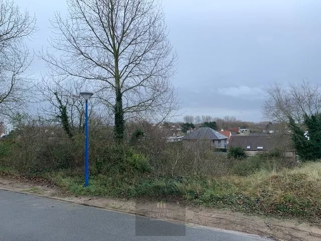 Belle parcelle de terrain à bâtir de 956 m² située dans la Golflaan à Oostduinkerke, à proximité de la réserve naturelle des dunes de Doornpanne et à quelques pas du centre et de la mer.