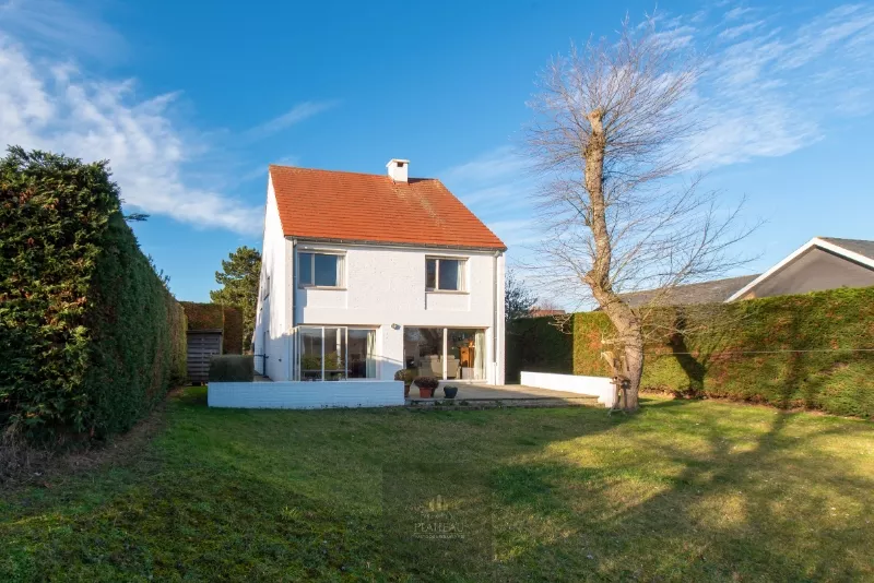 South-facing villa with 4 bedrooms overlooking a protected nature reserve!