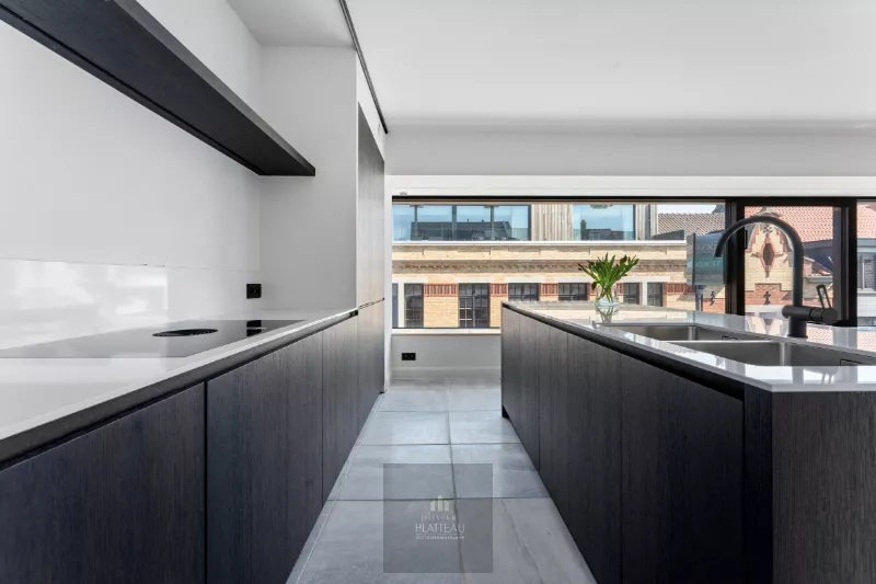 Instapklaar luxueus dakappartement van 106m² met autostaanplaats op toplocatie vlakbij het marktplein van Nieuwpoort.