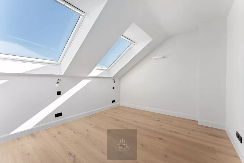 Instapklaar luxueus dakappartement van 106m² met autostaanplaats op toplocatie vlakbij het marktplein van Nieuwpoort.