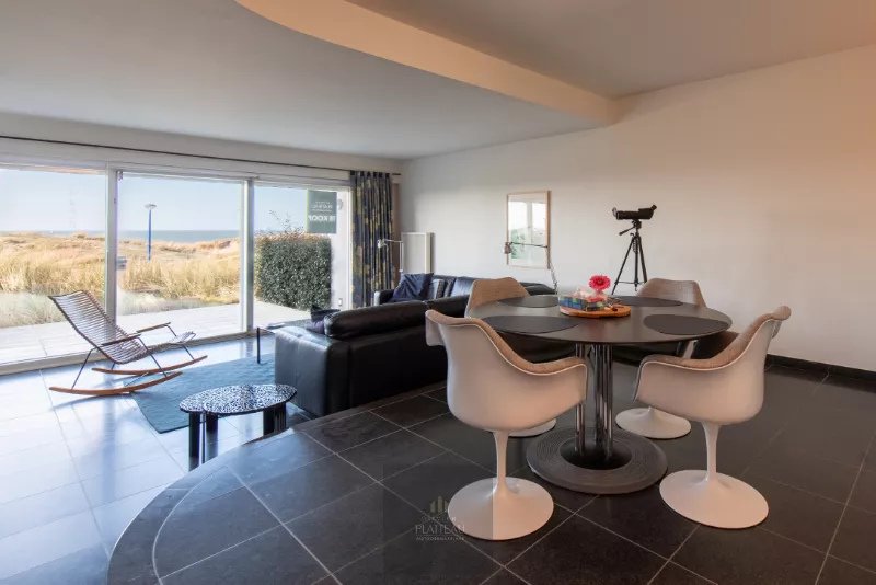 Uitzonderlijk doorloop-appartement aan het strand van Groenendijk.
