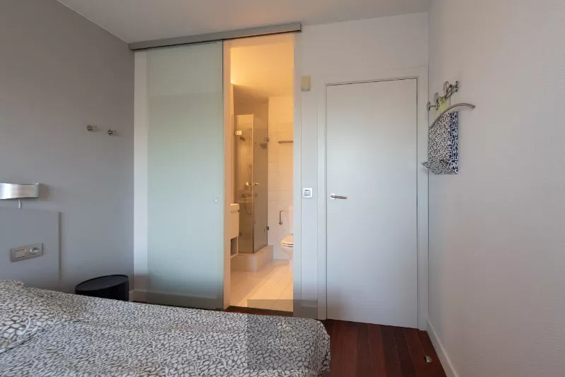 Uitzonderlijk doorloop-appartement aan het strand van Groenendijk.