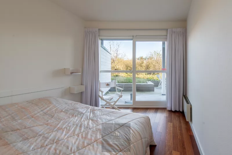 Uitzonderlijk doorloop-appartement aan het strand van Groenendijk.