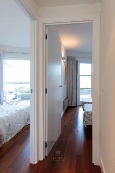Uitzonderlijk doorloop-appartement aan het strand van Groenendijk.