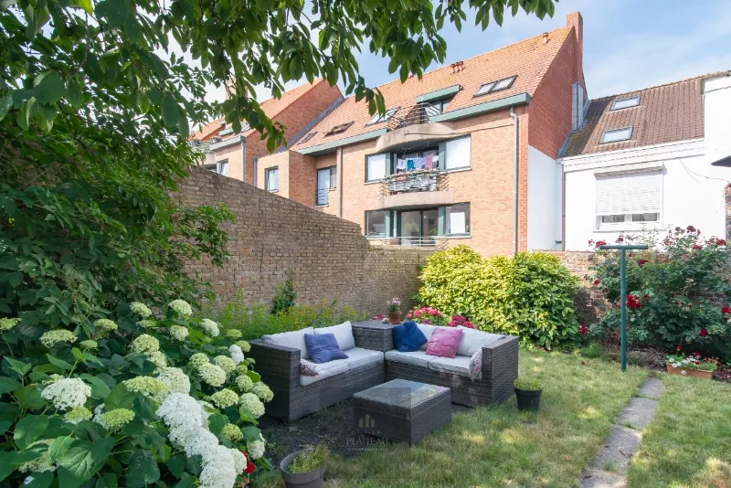 Maison de ville avec jardin ensoleillé dans le centre historique de Nieuport-ville.