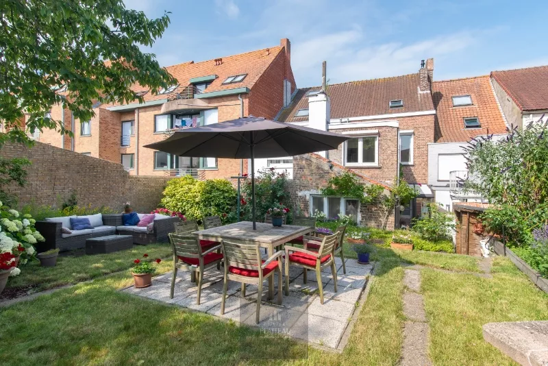 Maison de ville avec jardin ensoleillé dans le centre historique de Nieuport-ville.