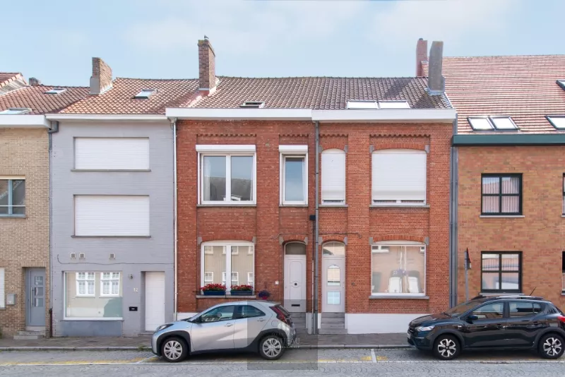 Maison de ville avec jardin ensoleillé dans le centre historique de Nieuport-ville.