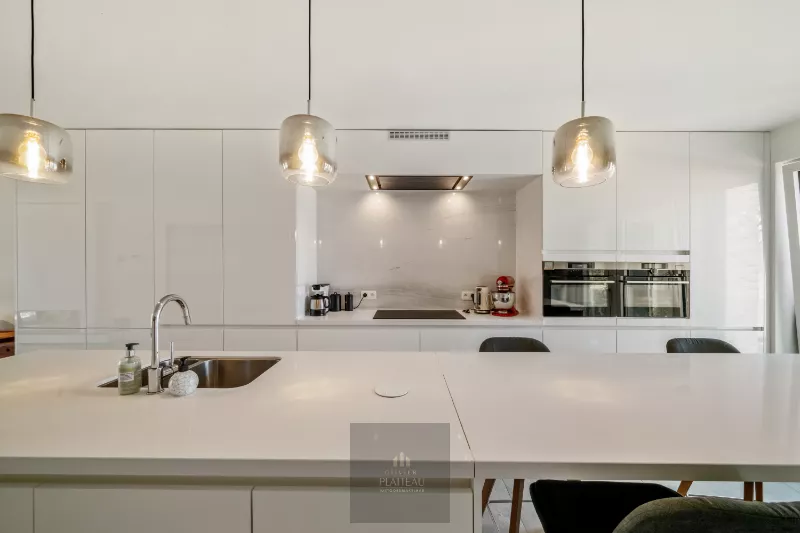 A recently built, move-in-ready flat with a side view of the sea in the Robbe Douce residential complex.