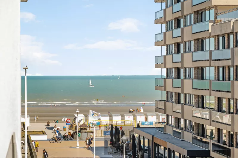 A recently built, move-in-ready flat with a side view of the sea in the Robbe Douce residential complex.