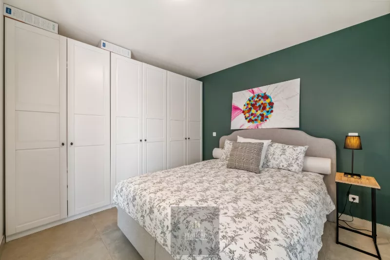 A recently built, move-in-ready flat with a side view of the sea in the Robbe Douce residential complex.