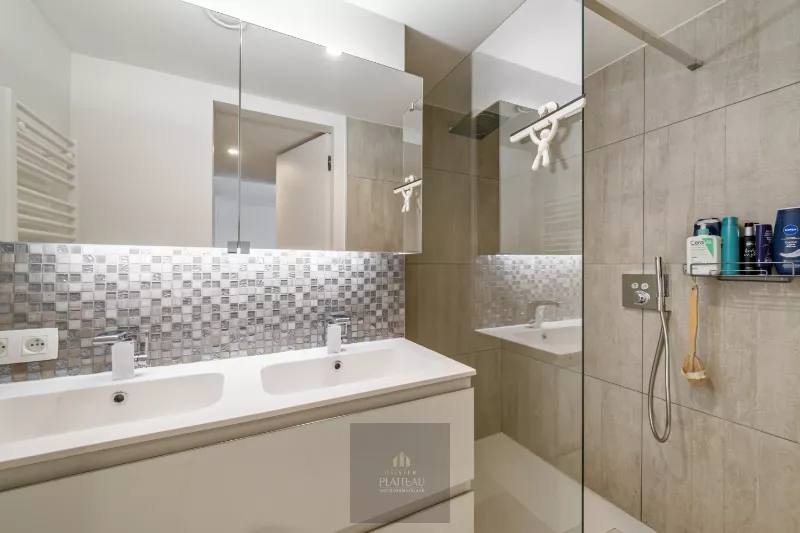 A recently built, move-in-ready flat with a side view of the sea in the Robbe Douce residential complex.