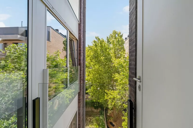 A recently built, move-in-ready flat with a side view of the sea in the Robbe Douce residential complex.