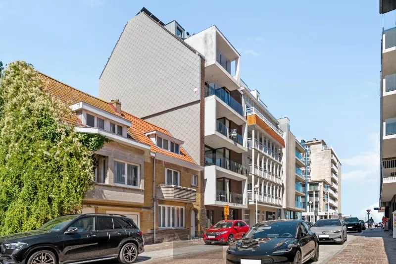 A recently built, move-in-ready flat with a side view of the sea in the Robbe Douce residential complex.