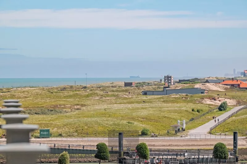 Centrally located corner flat with a sunny terrace and unobstructed views