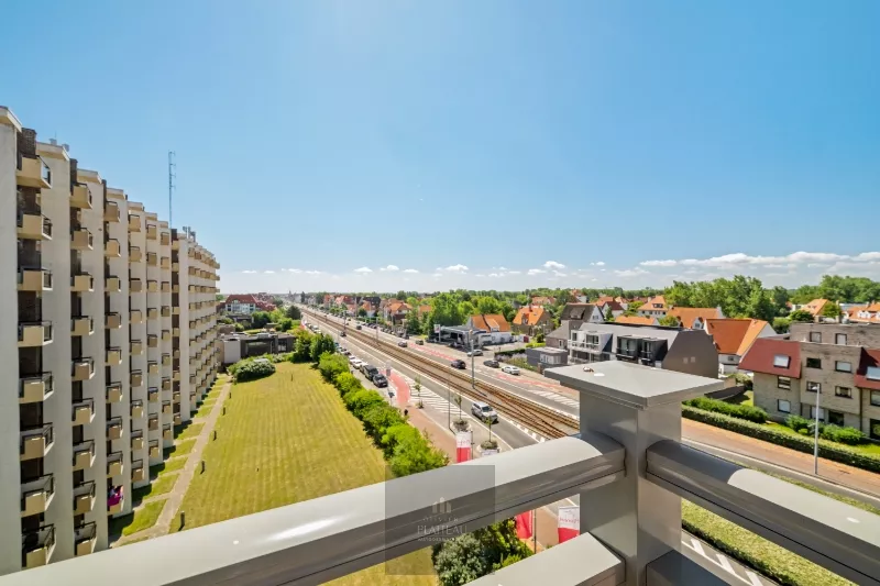 Centrally located corner flat with a sunny terrace and unobstructed views