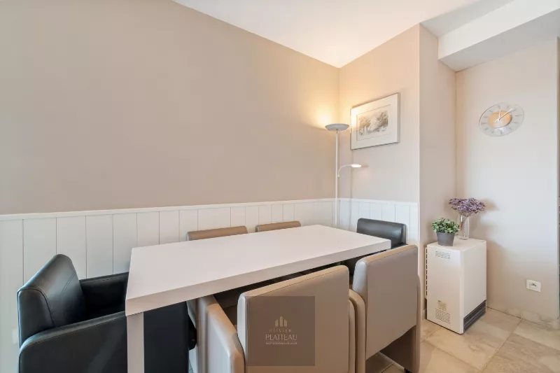 Centrally located corner flat with a sunny terrace and unobstructed views