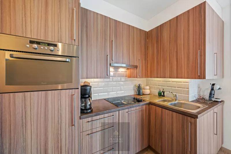 Centrally located corner flat with a sunny terrace and unobstructed views