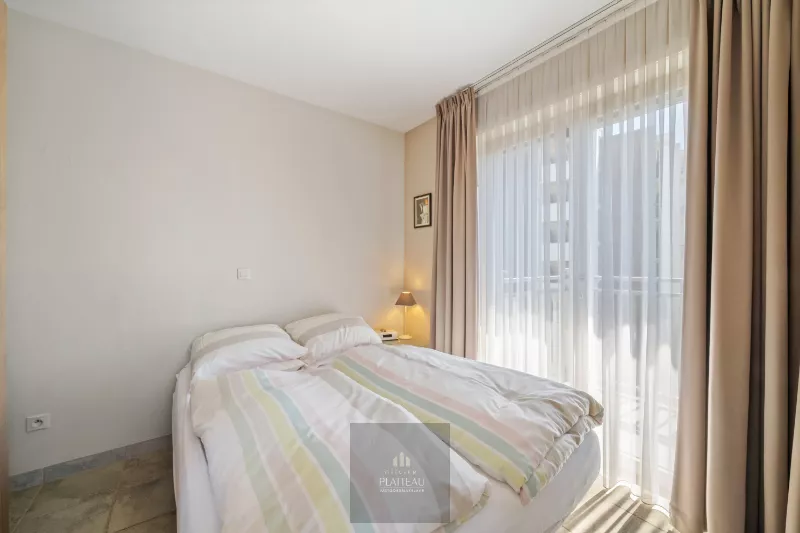 Centrally located corner flat with a sunny terrace and unobstructed views