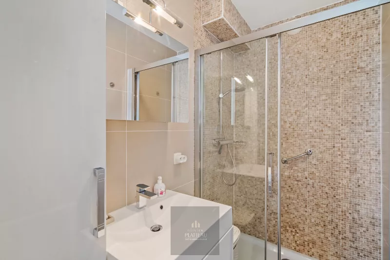 Centrally located corner flat with a sunny terrace and unobstructed views