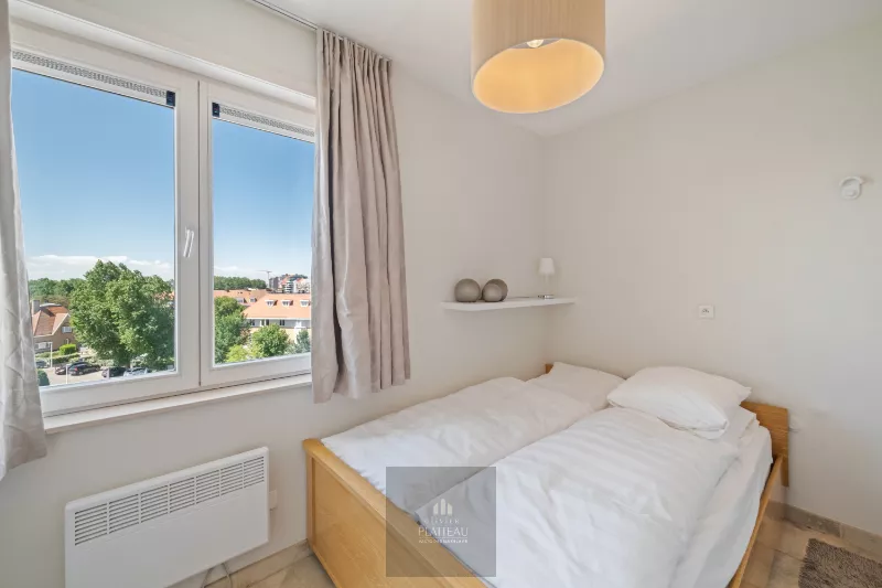 Centrally located corner flat with a sunny terrace and unobstructed views