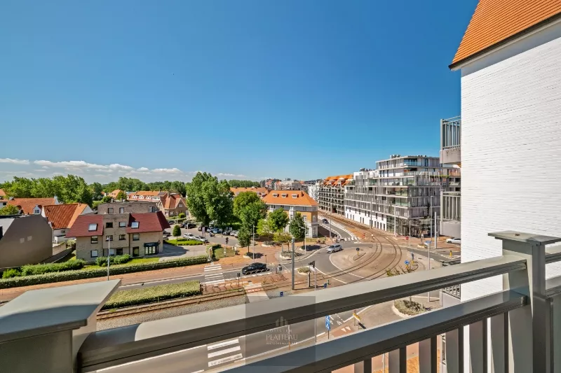 Centrally located corner flat with a sunny terrace and unobstructed views