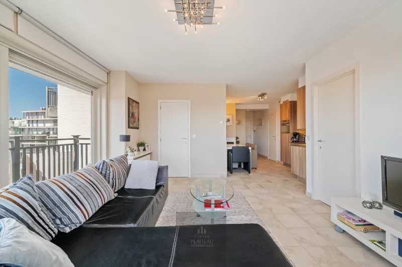 Centrally located corner flat with a sunny terrace and unobstructed views